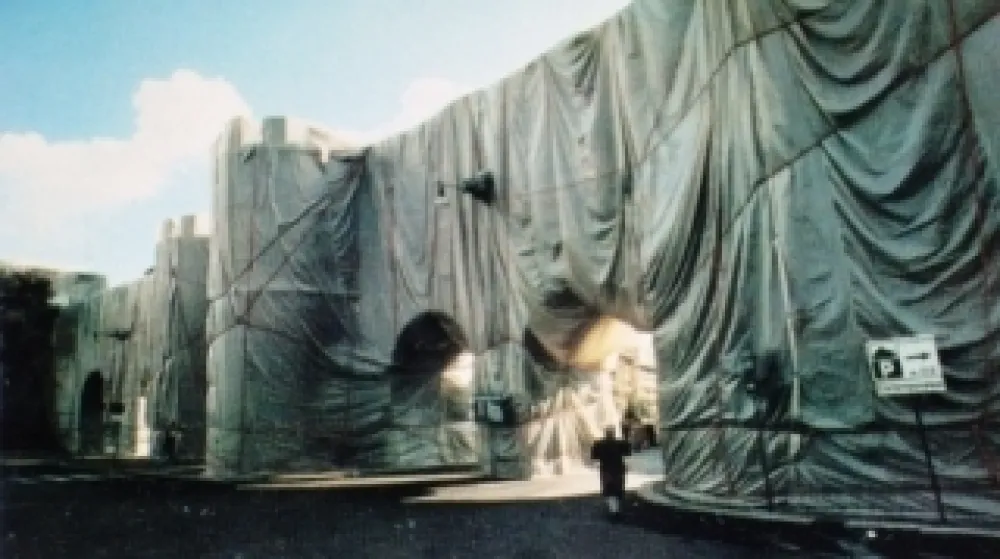 Múltiplo Christo - The Wall-Wrapped Roman Wall, Rome, 1974