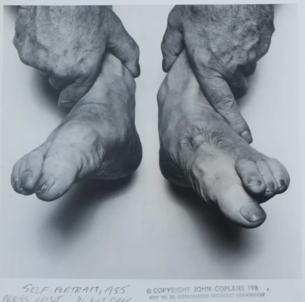 Fotografia Coplans - Selfportrait hands holding feet