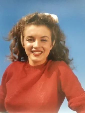 Fotografia De Dienes  - Norma Jean in red (Marilyn Monroe 1945)