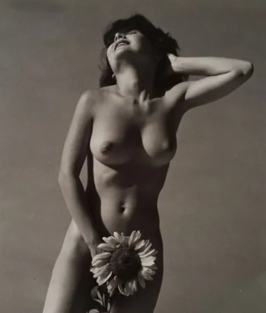 Fotografia De Dienes  - Nu avec fleurs