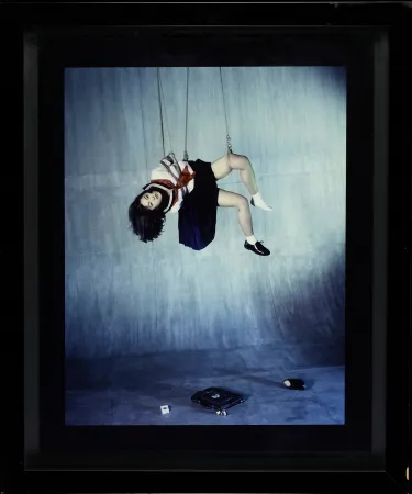 Fotografia Araki - Hanging School Girl