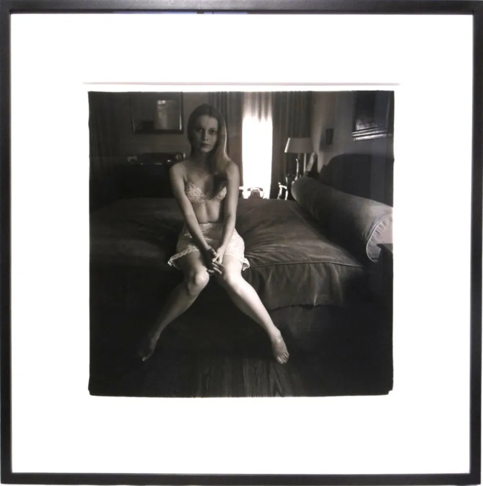 Fotografia Arbus - Mia Villiers-Farrow on a bed