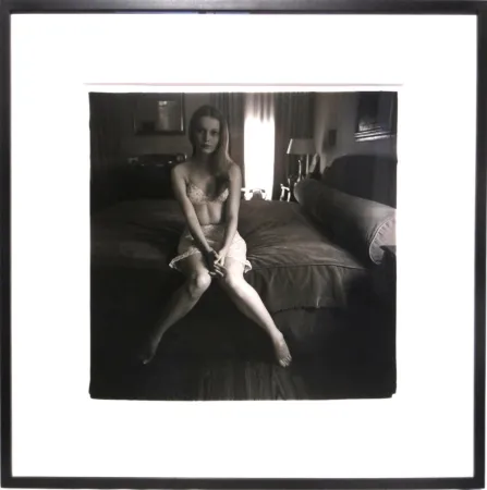 Fotografia Arbus - Mia Villiers-Farrow on a bed