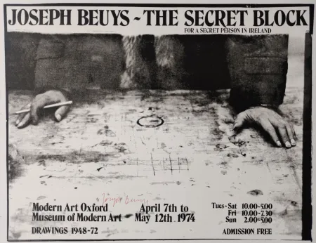 Serigrafia Beuys -  „Joseph Beuys - The secret block. For a secret person in Ireland. Modern Art Ox- ford. Museum of Modern Art. Drawings 1948-72. April 7th to May 12th 1974. Tues-Sat 10.00-5.00,  Fri 10.00-7.30, Sun 2.00-5.00, admission free“. 