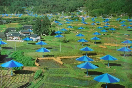 Fotografia Christo & Jeanne-Claude - The Umbrellas, Ibaraki, Japan