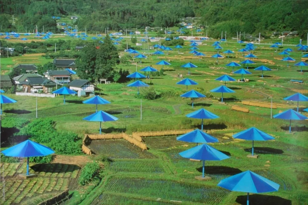 Fotografia Christo & Jeanne-Claude - The Umbrellas, Ibaraki, Japan