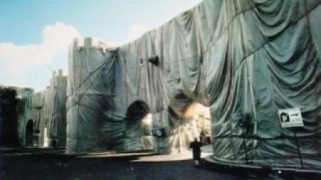 Múltiplo Christo - The Wall-Wrapped Roman Wall, Rome, 1974