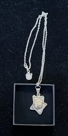 Múltiplo Corneille - Collier pendentif signé Soleil aux 7 rayons du bonheur - Numéro 67/70 - 