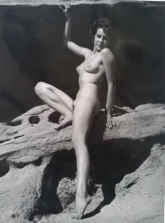 Fotografia De Dienes  - Nu assise sur rocher