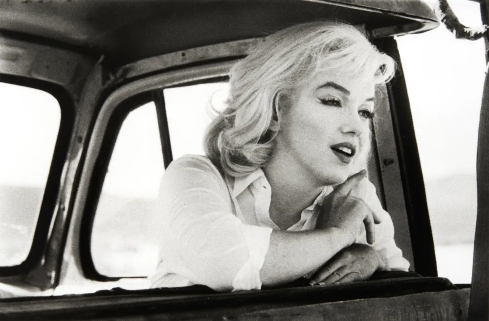 Fotografia Haas - Marilyn Monroe in the Car Looking Forward