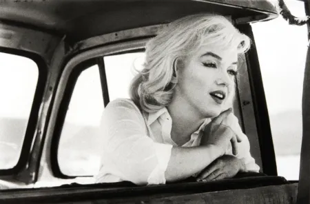Fotografia Haas - Marilyn Monroe in the Car Looking Forward