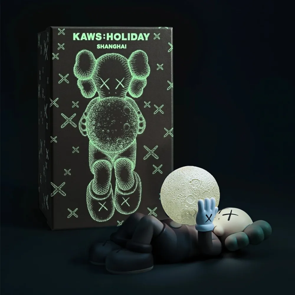 Múltiplo Kaws - Companion Figure (Brown) with a fluorescent moon