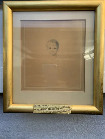 Sem Técnica Lawrence - Sarah Lysons with coral necklace