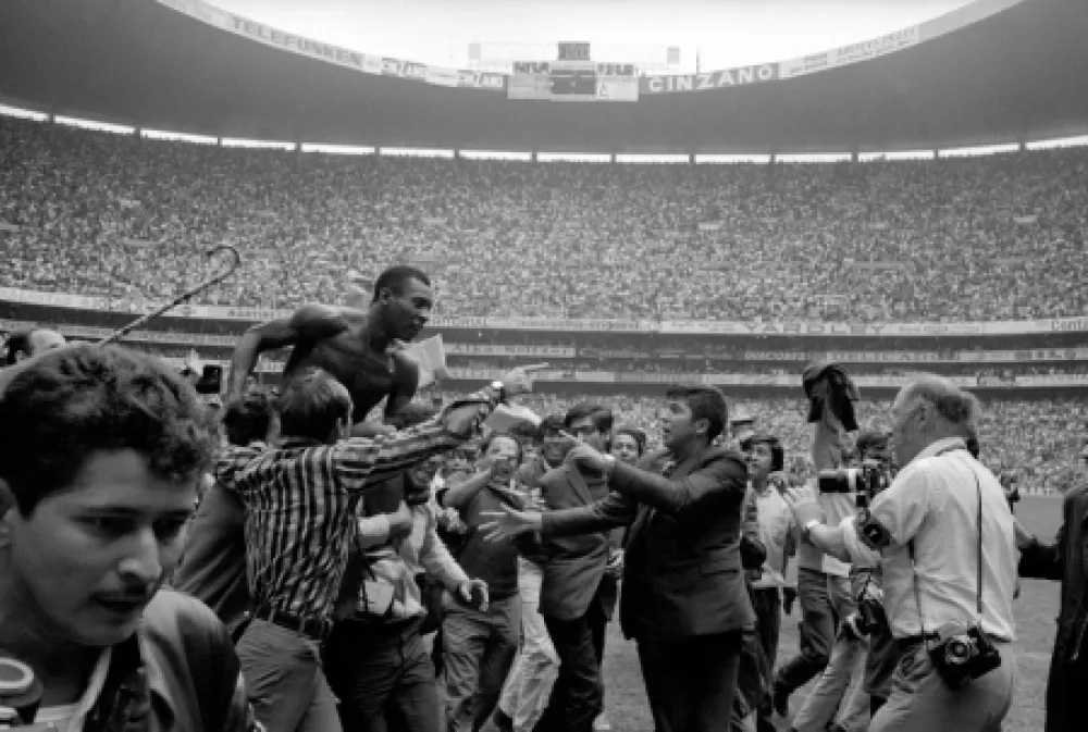 Fotografia Leifer - Pele on Shoulders on Fans