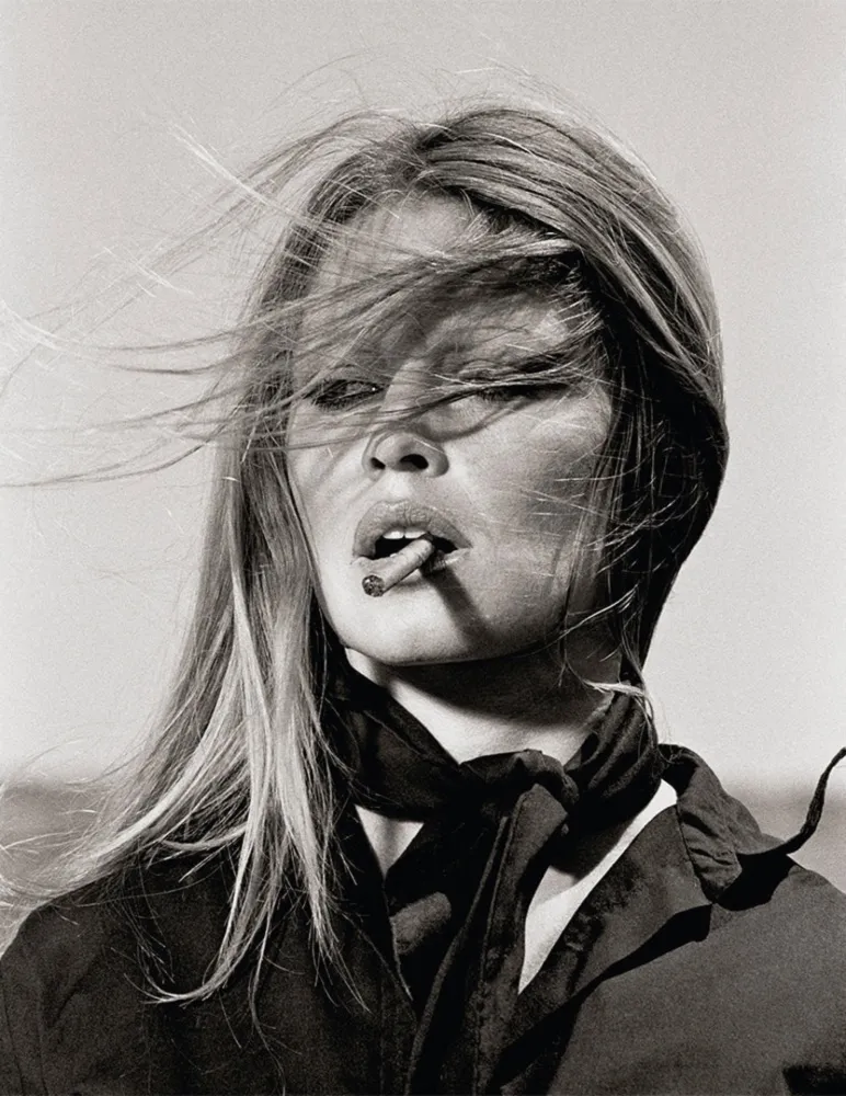 Fotografia O'neil - Brigitte Bardot Smoking a Cigar