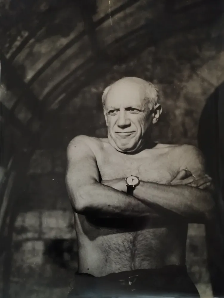 Fotografia Picasso - Picasso les bras croisés