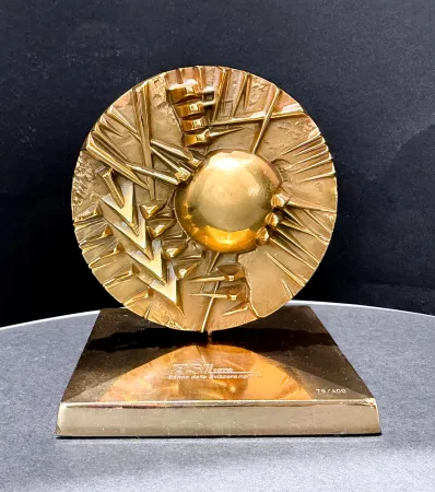 Sem Técnica Pomodoro - Arnaldo Pomodoro (1926–2025) - Disco per BSI - Gilded bronze sculpture with a gilded brass base - 1995