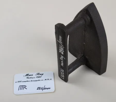 Múltiplo Ray - Cadeau , 1974 - Cast iron sculpture, signed, with brown patina and copper nail