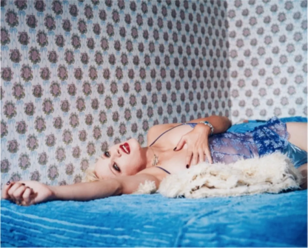 Fotografia Rheims - Madonna blue laying on a blue bed, New York 