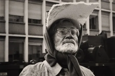 Fotografia Scheidegger - Der Künstler überwacht in Ludwigshafen bei Regenwetter den Aufbau der Skulptur 