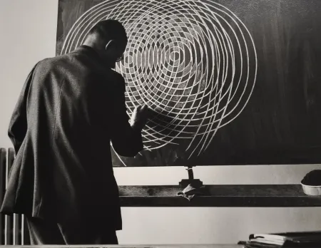 Fotografia Scheidegger - Max Bill unterrichtet Formenlehre an der Kunstgewerbeschule Zürich, 1944 (erste Aufnahme Ernst Scheideggers von Max Bill).