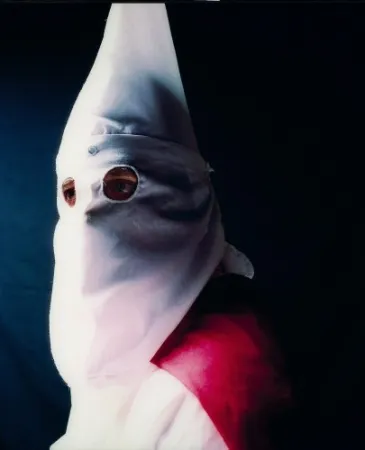 Fotografia Serrano - Andres Serrano (né en 1950)  THE KLAN, KLANSMAN (GREAT TITAN OF THE INVISIBLE EMPIRE IV), 1990-2009.
