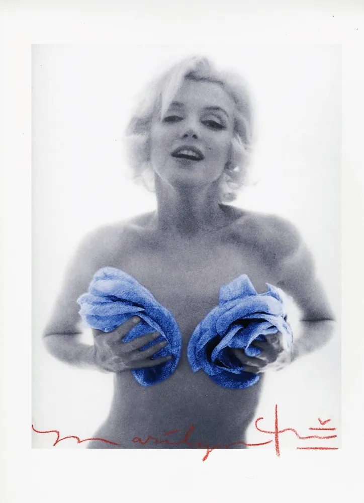 Fotografia Stern - Marilyn Monroe with Blue Roses