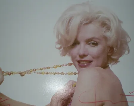 Fotografia Stern -  Marilyn pulling beads (1962) 