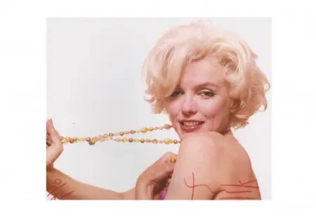 Múltiplo Stern - Marilyn stretching the jewelry