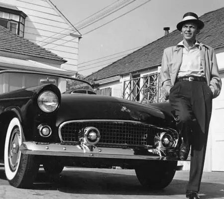 Fotografia Worth - Frank Sinatra next to his T-Bird